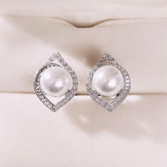 New Gorgeous 925 Silver Sim. Diamond Cultured Pearl Studs - Picture 1 of 4